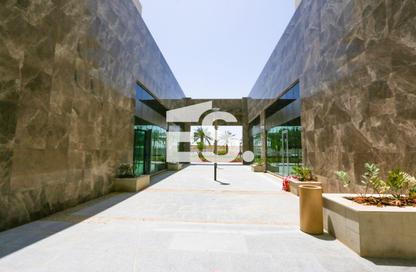Apartment - 4 Bedrooms - 6 Bathrooms for rent in Bloom Marina - Al Bateen - Abu Dhabi