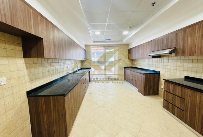 Chiller Free 3 BR Apartment with Maid Room photo 3