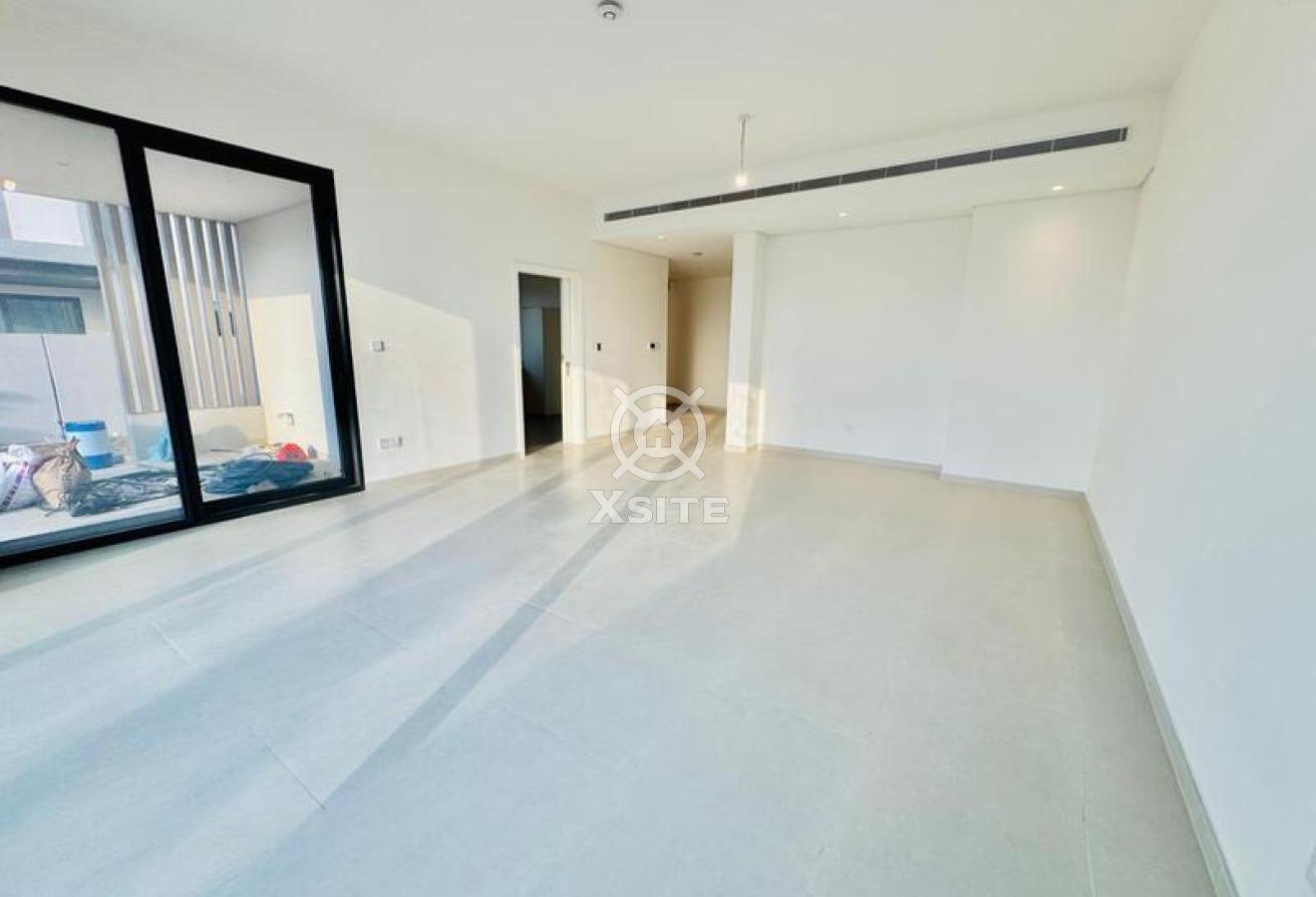 Luxury Townhouse | 4 BR + Maid | Vacant photo 4