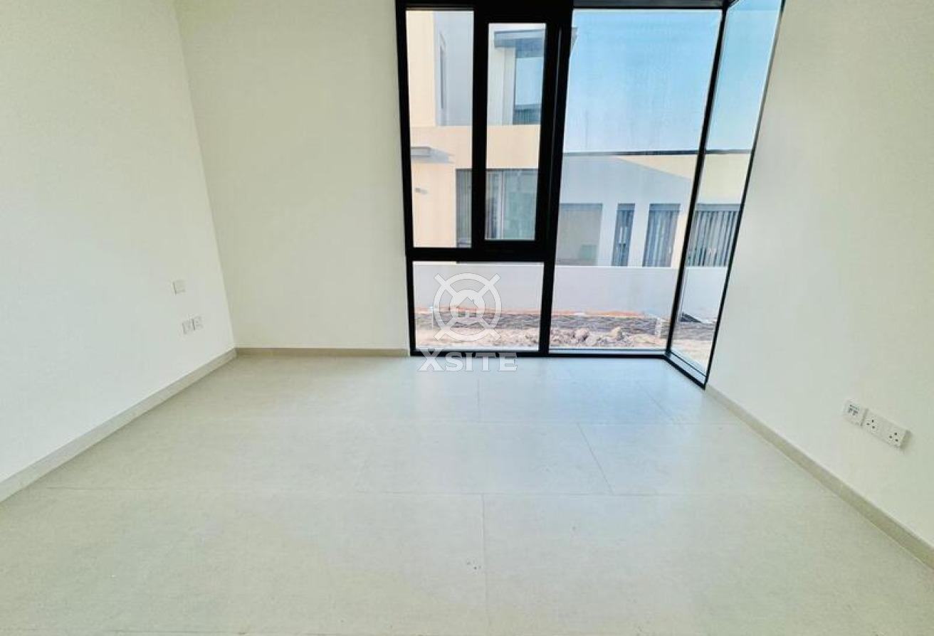 Luxury Townhouse | 4 BR + Maid | Vacant photo 3