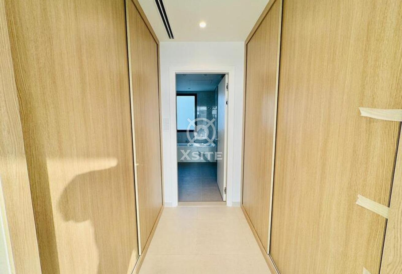 Luxury Townhouse | 4 BR + Maid | Vacant photo 18
