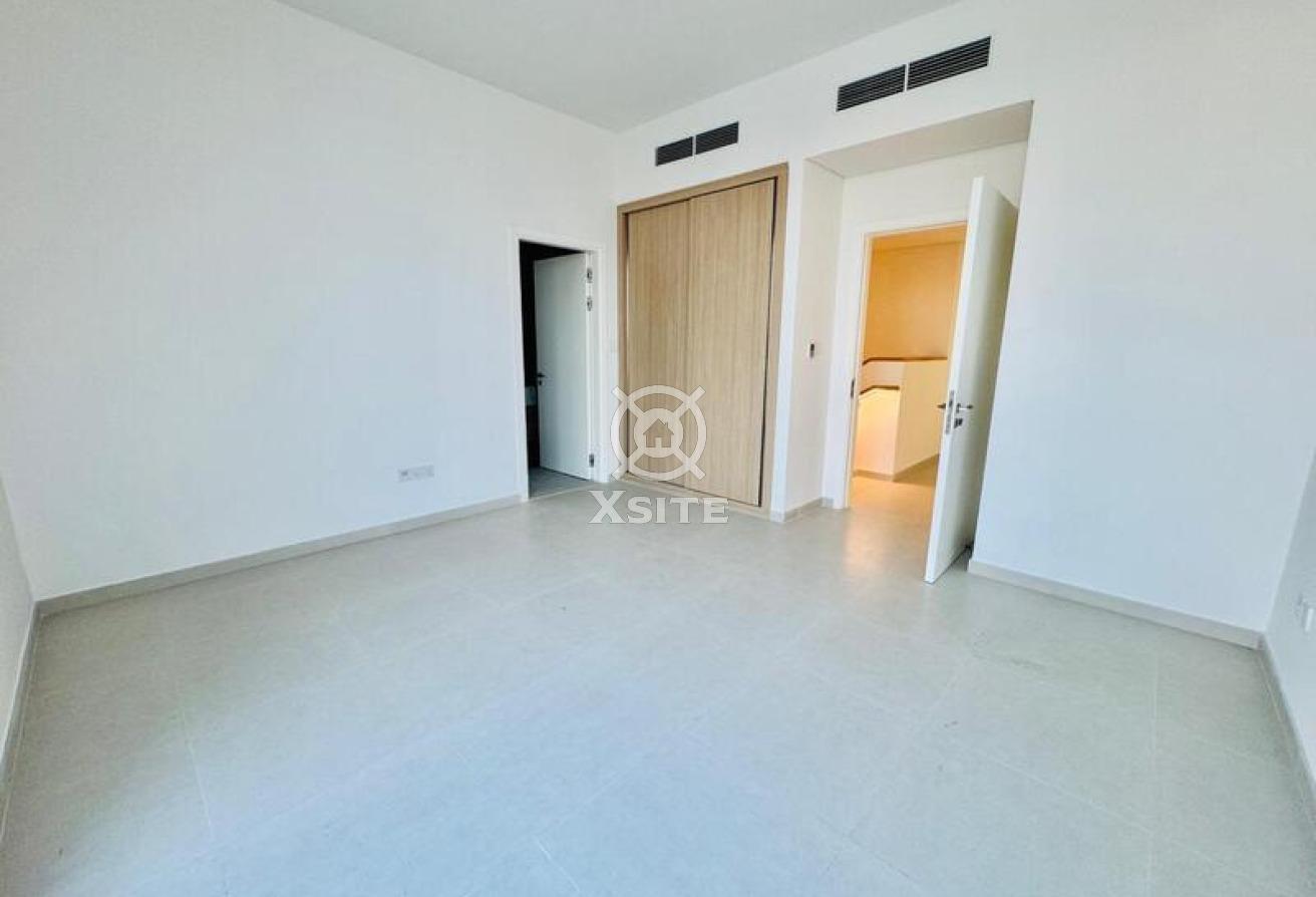 Luxury Townhouse | 4 BR + Maid | Vacant photo 5