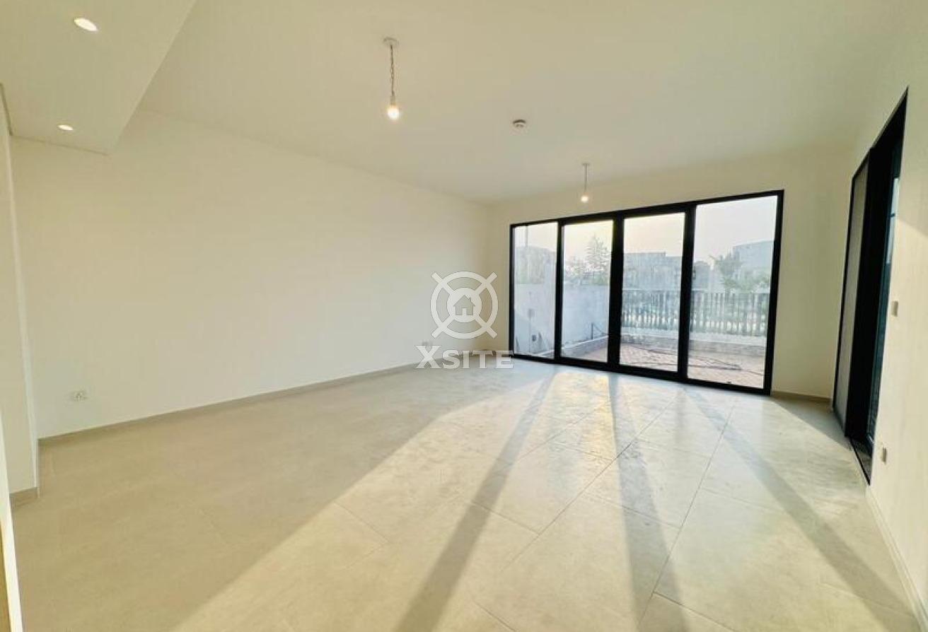 Luxury Townhouse | 4 BR + Maid | Vacant photo 2