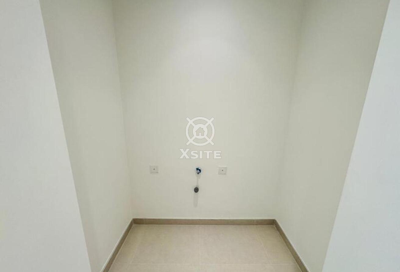 Luxury Townhouse | 4 BR + Maid | Vacant photo 14