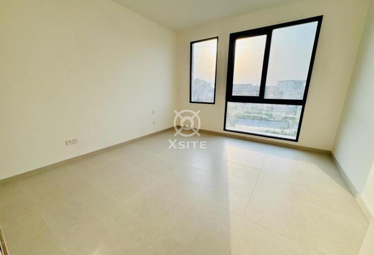 Luxury Townhouse | 4 BR + Maid | Vacant photo 8