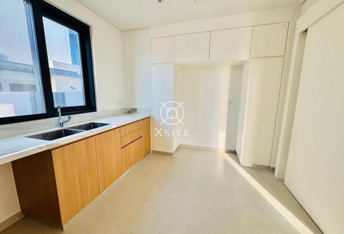 Luxury Townhouse | 4 BR + Maid | Vacant photo 16