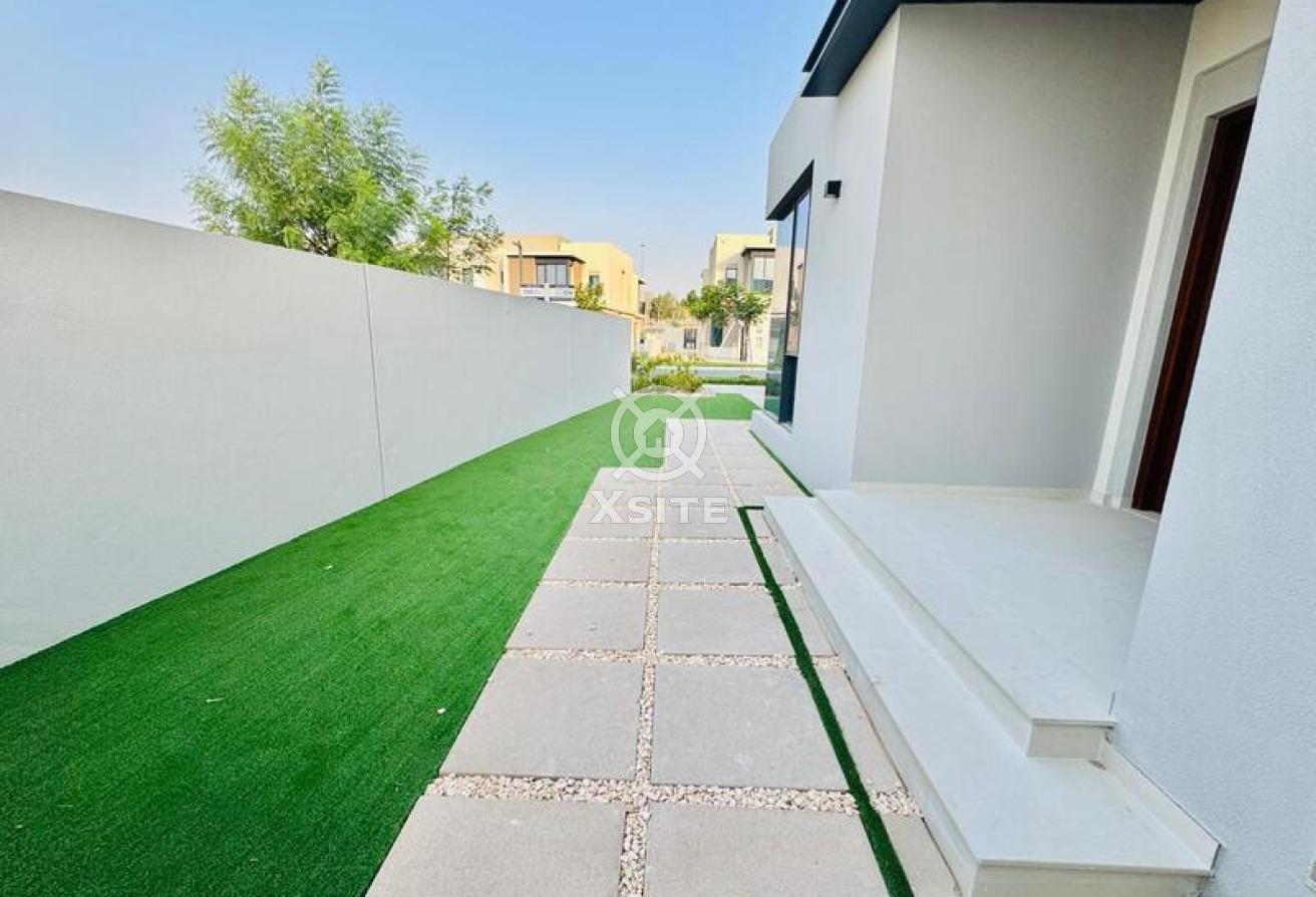 Luxury Townhouse | 4 BR + Maid | Vacant photo 12
