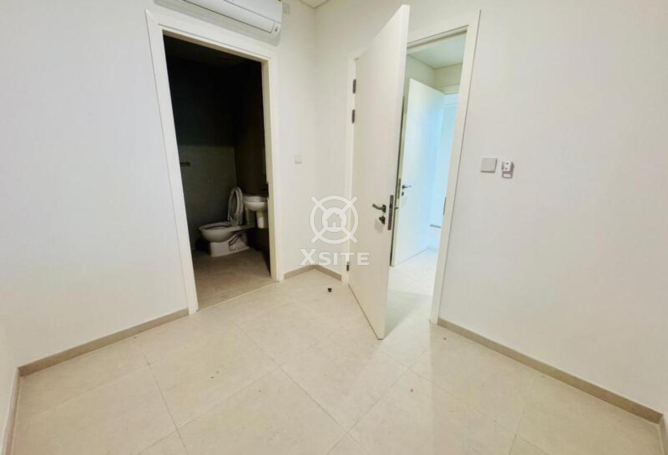 Luxury Townhouse | 4 BR + Maid | Vacant photo 9