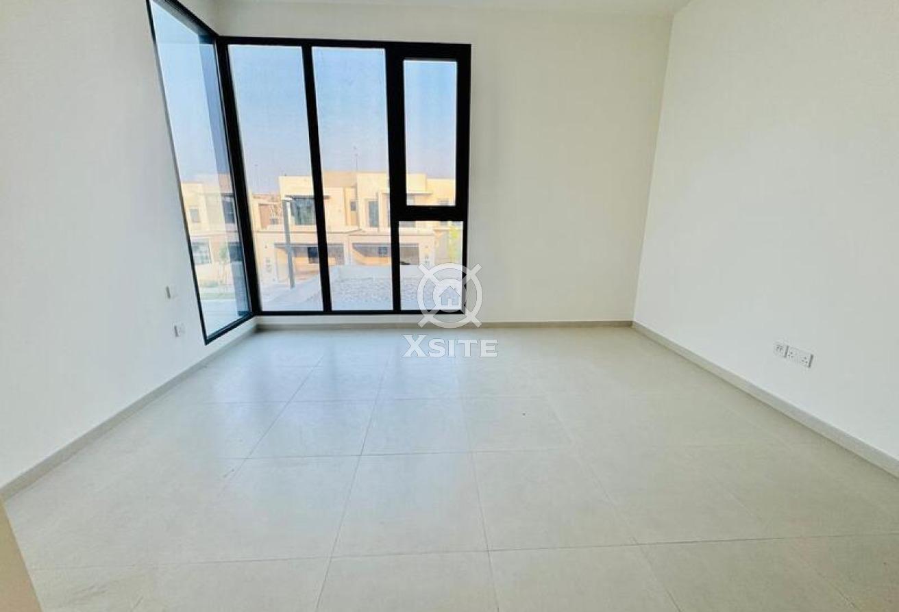 Luxury Townhouse | 4 BR + Maid | Vacant photo 10