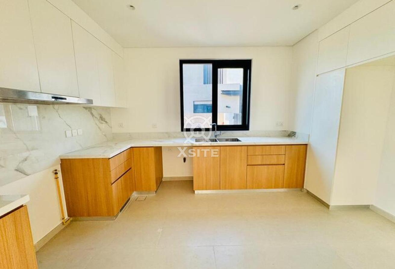 Luxury Townhouse | 4 BR + Maid | Vacant photo 15