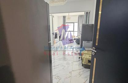 شقة - غرفة نوم - 1 حمام للبيع في أوليفز ريزيدنس بلوك 1 - أوليفز ريزيدينس - المدينة العالمية - دبي