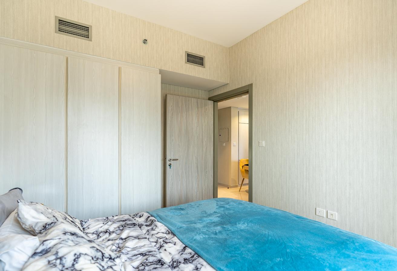 Fully furnished | Canal view | High floor photo 9
