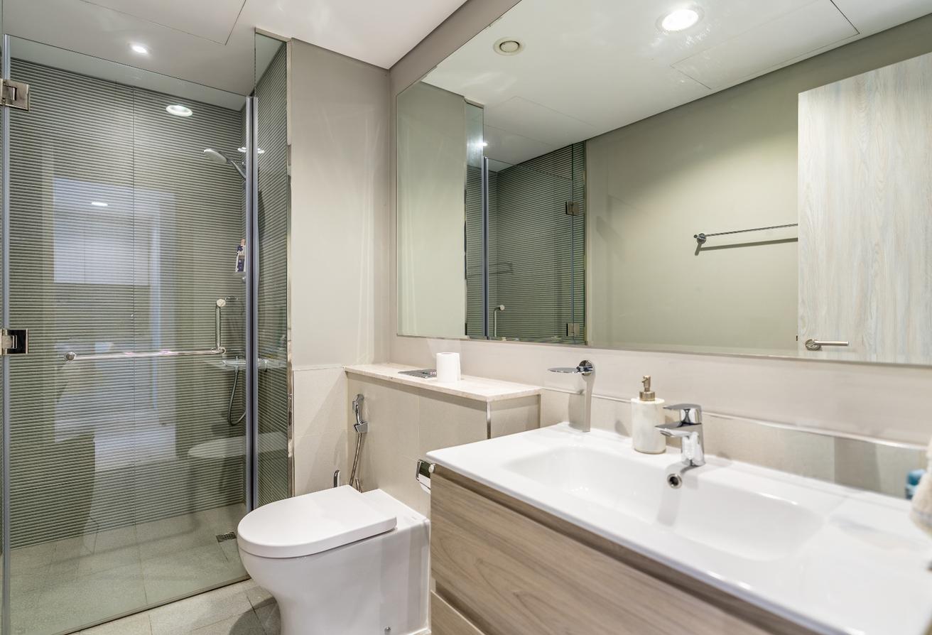 Fully furnished | Canal view | High floor photo 10