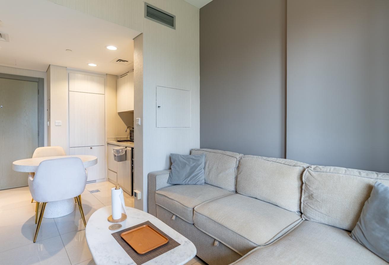 Fully furnished | Canal view | High floor photo 3