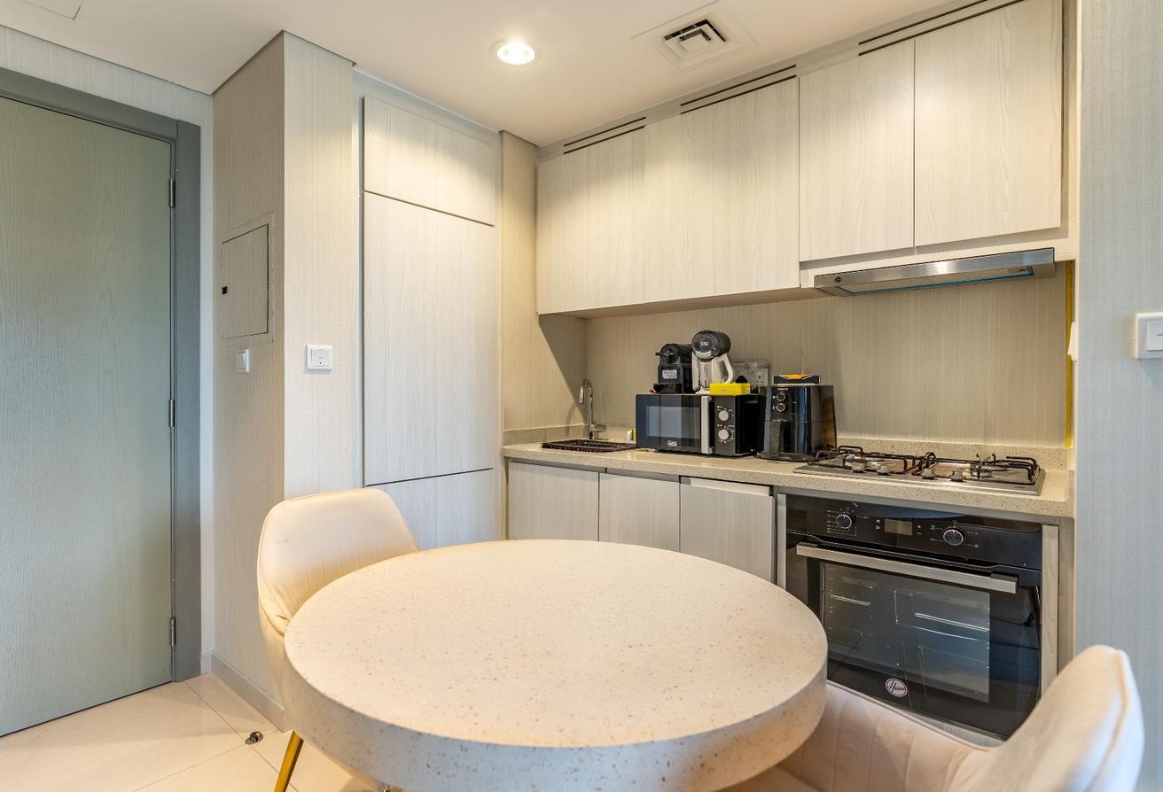 Fully furnished | Canal view | High floor photo 5