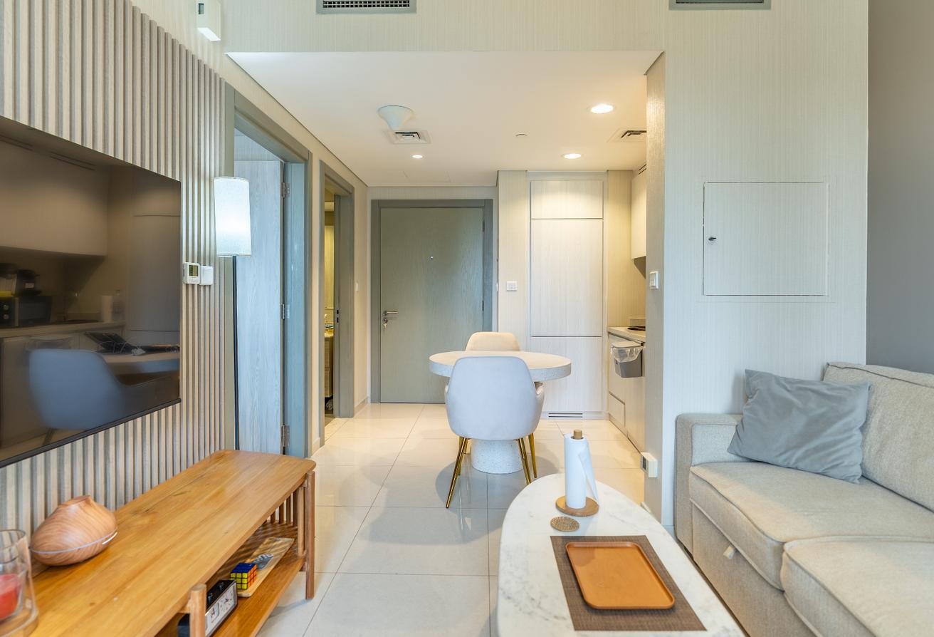 Fully furnished | Canal view | High floor photo 6