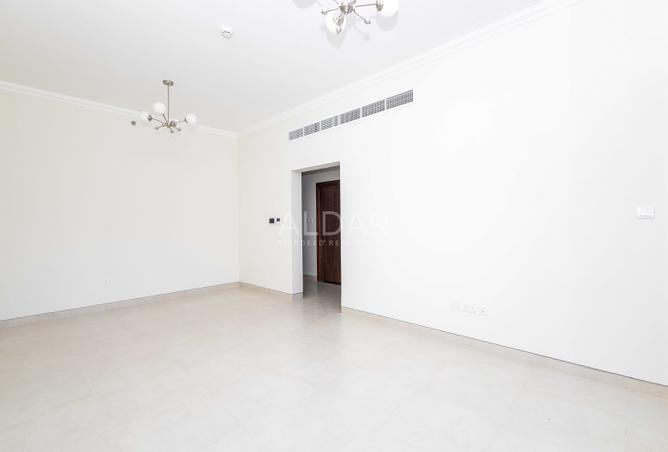 Pool View | Spacious | With Appliances | Vacant photo 3