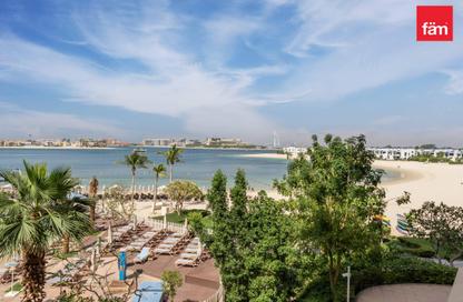 Apartment - 2 Bedrooms - 3 Bathrooms for rent in Al Haseer - Shoreline Apartments - Palm Jumeirah - Dubai