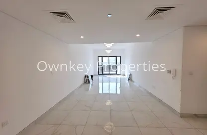 شقة - 2 غرف نوم - 3 حمامات للايجار في الوردة بيضاء - الضاحية 12 - قرية جميرا الدائرية - دبي