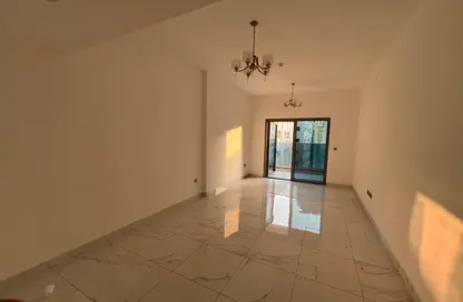 شقة - 2 غرف نوم - 3 حمامات للايجار في برج البحيرة - المجاز 1 - المجاز - الشارقة