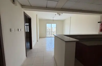 شقة - غرفة نوم - 2 حمامات للايجار في اي سي 1 اماراتي 09 - طراز إماراتي - المدينة العالمية - دبي