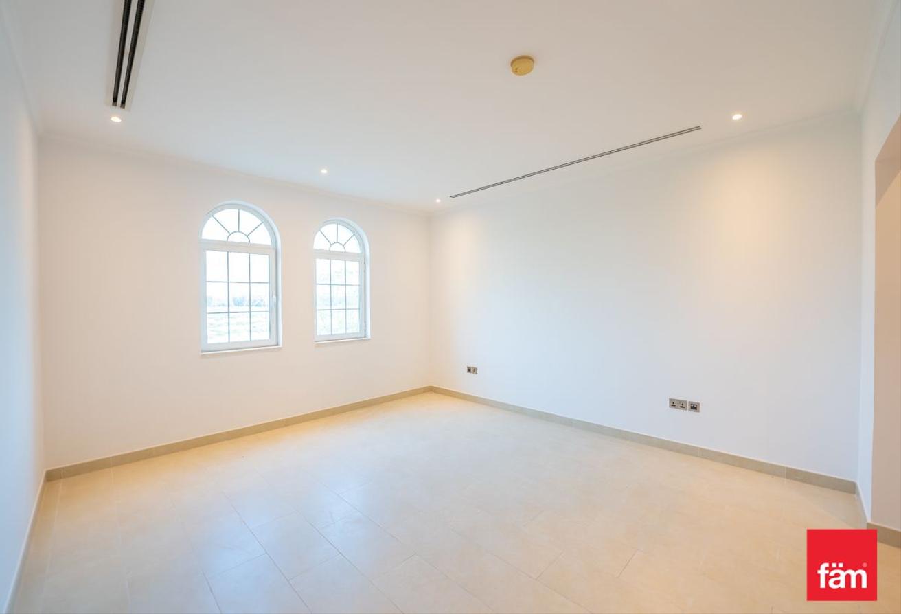 Single Row I Corner I Vacant I One Bed Downstairs photo 12