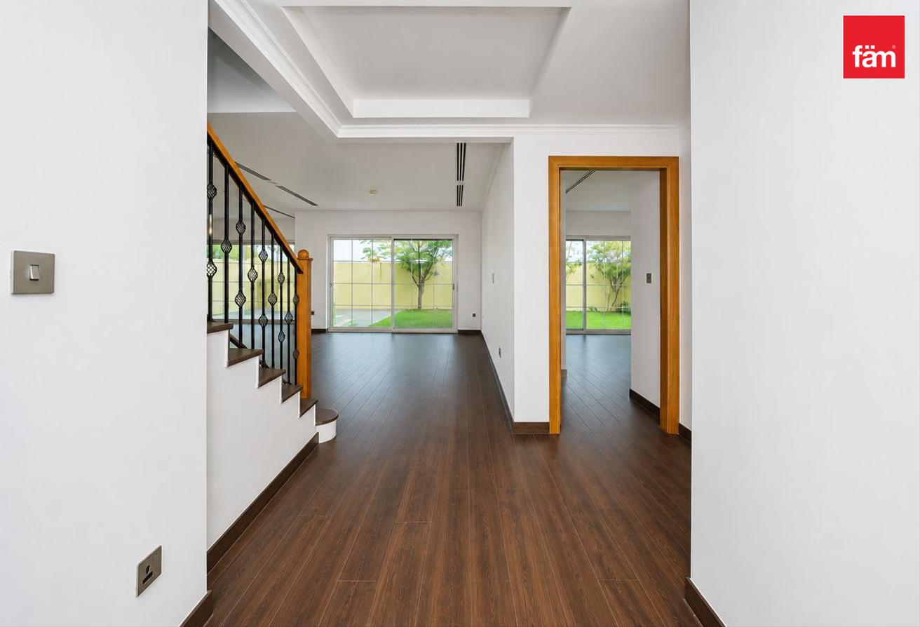 Single Row I Corner I Vacant I One Bed Downstairs photo 5