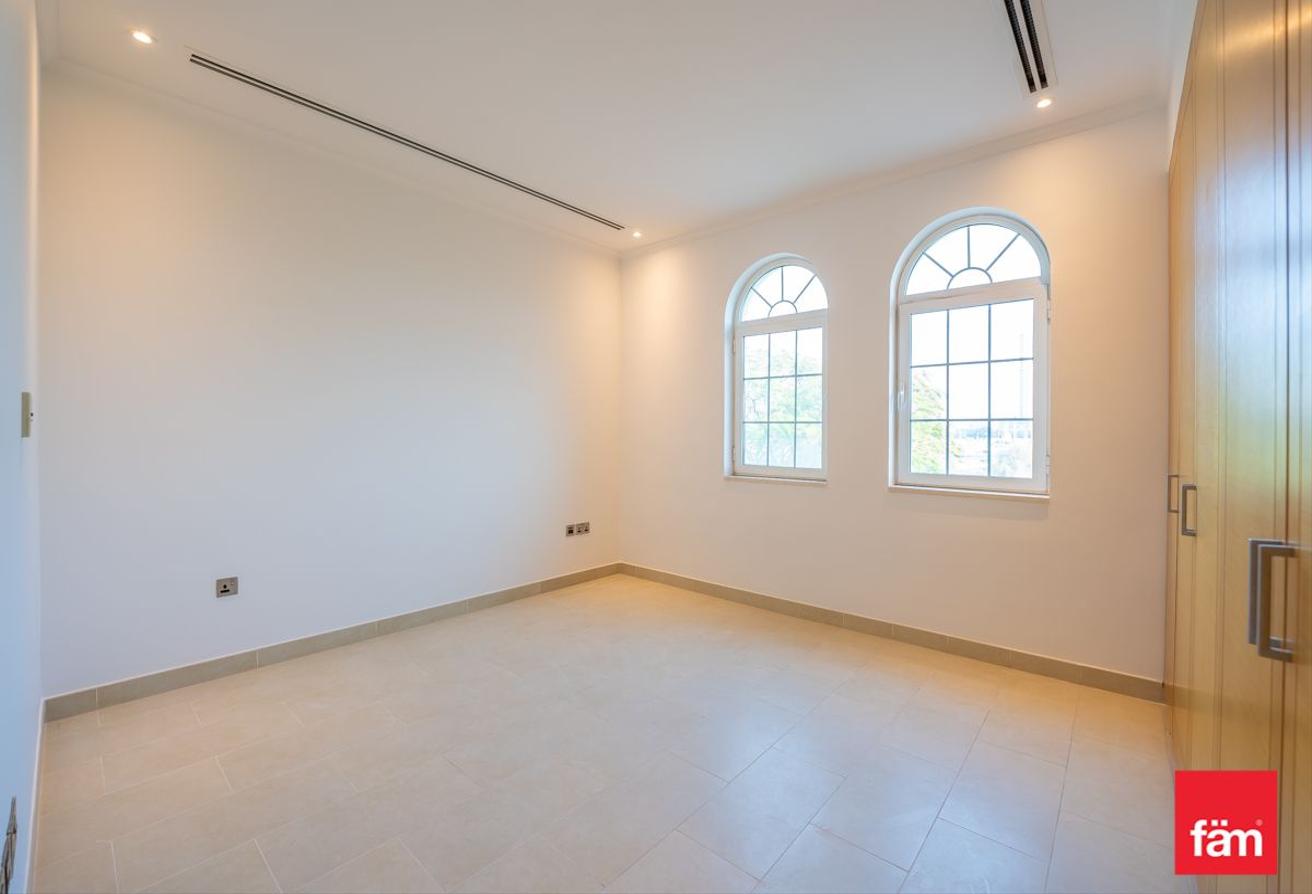 Single Row I Corner I Vacant I One Bed Downstairs photo 15