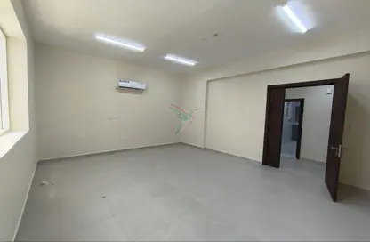 شقة - 2 غرف نوم - 3 حمامات للايجار في الدفينة - عشارج - العين