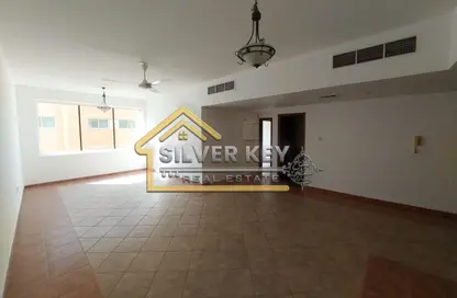 شقة - 2 غرف نوم - 2 حمامات للايجار في المحطة - القاسمية - الشارقة