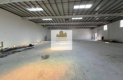 Warehouse - Studio - 2 Bathrooms for rent in Umm Al Thuoob - Umm Al Quwain