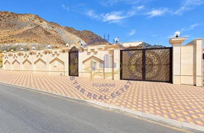 Villa - 4 - 6 for rent in Downtown Fujairah - Fujairah