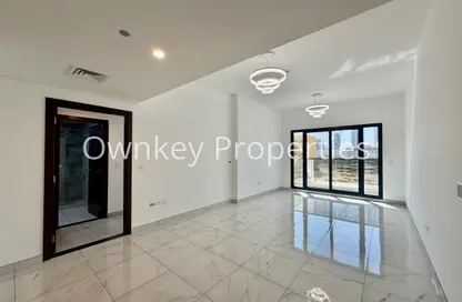 شقة - غرفة نوم - 2 حمامات للايجار في الوردة بيضاء - الضاحية 12 - قرية جميرا الدائرية - دبي