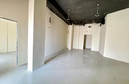 متجر - استوديو - 1 حمام للايجار في مبنى آي16 - طراز مغربي - المدينة العالمية - دبي