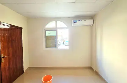 شقة - 1 حمام للايجار في طريق فاير ستاشن - مويلح - الشارقة شقة - 1 حمام للايجار في طريق فاير ستاشن - مويلح - الشارقة