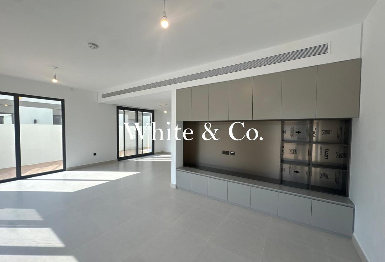 Fully Upgraded | Landscaped | Large Plot photo 3