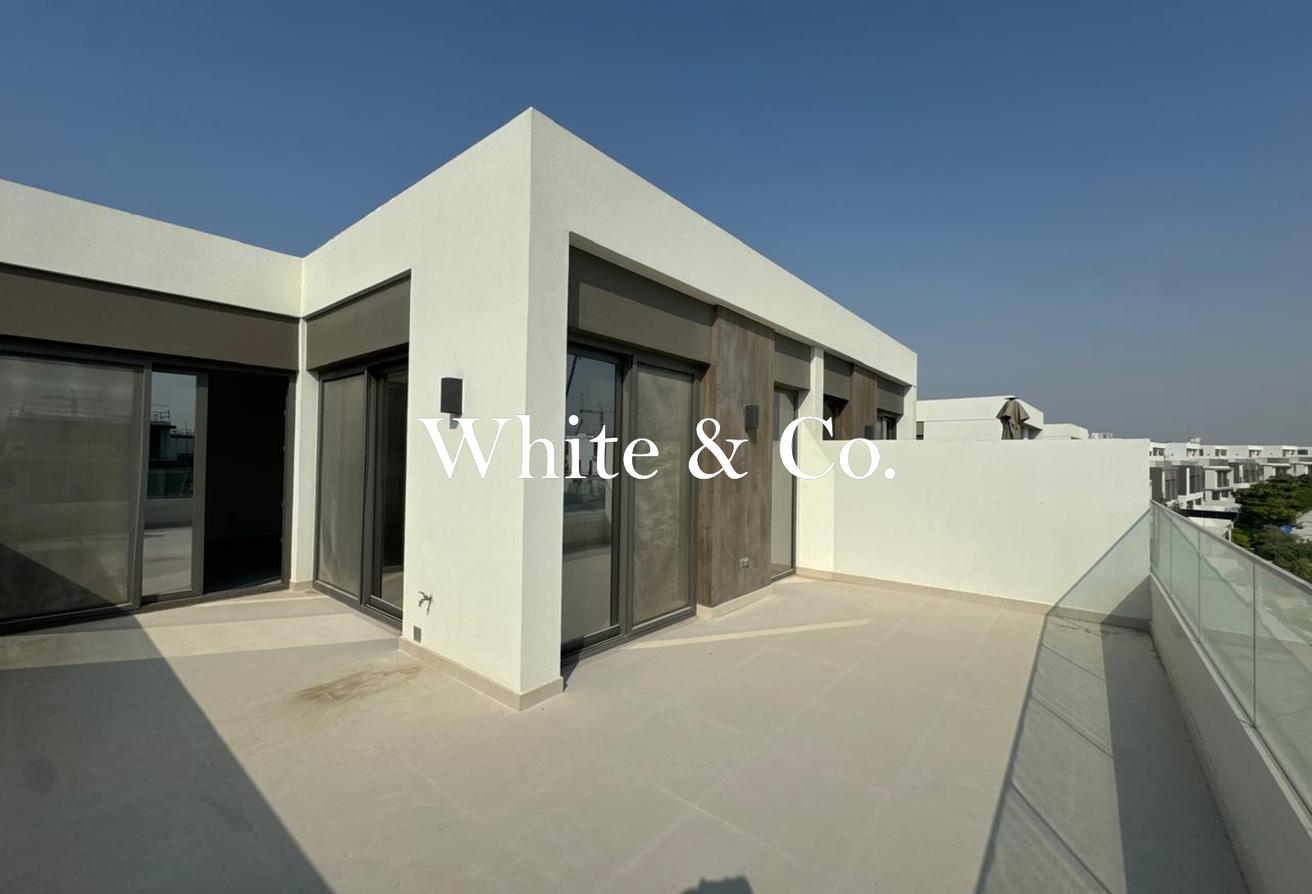 Fully Upgraded | Landscaped | Large Plot photo 11