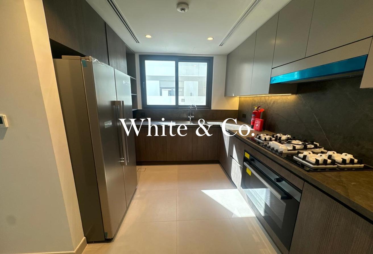 Fully Upgraded | Landscaped | Large Plot photo 6