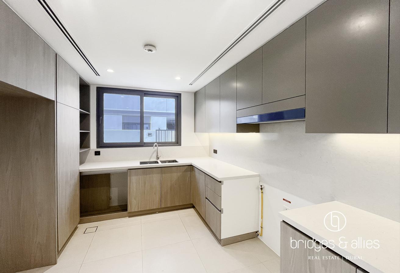 PREMIUM 4 BED + MAIDS | UPGRADED | OPEN KITCHEN photo 9