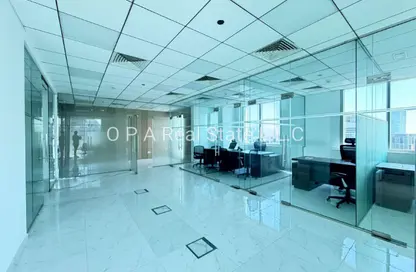 مكتب - 4 غرف نوم - 2 حمامات للايجار في القمة - الخليج التجاري - دبي