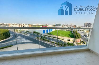 شقة - غرفة نوم - 2 حمامات للايجار في المساكن الحمراء - مدينة دبي الرياضية - دبي
