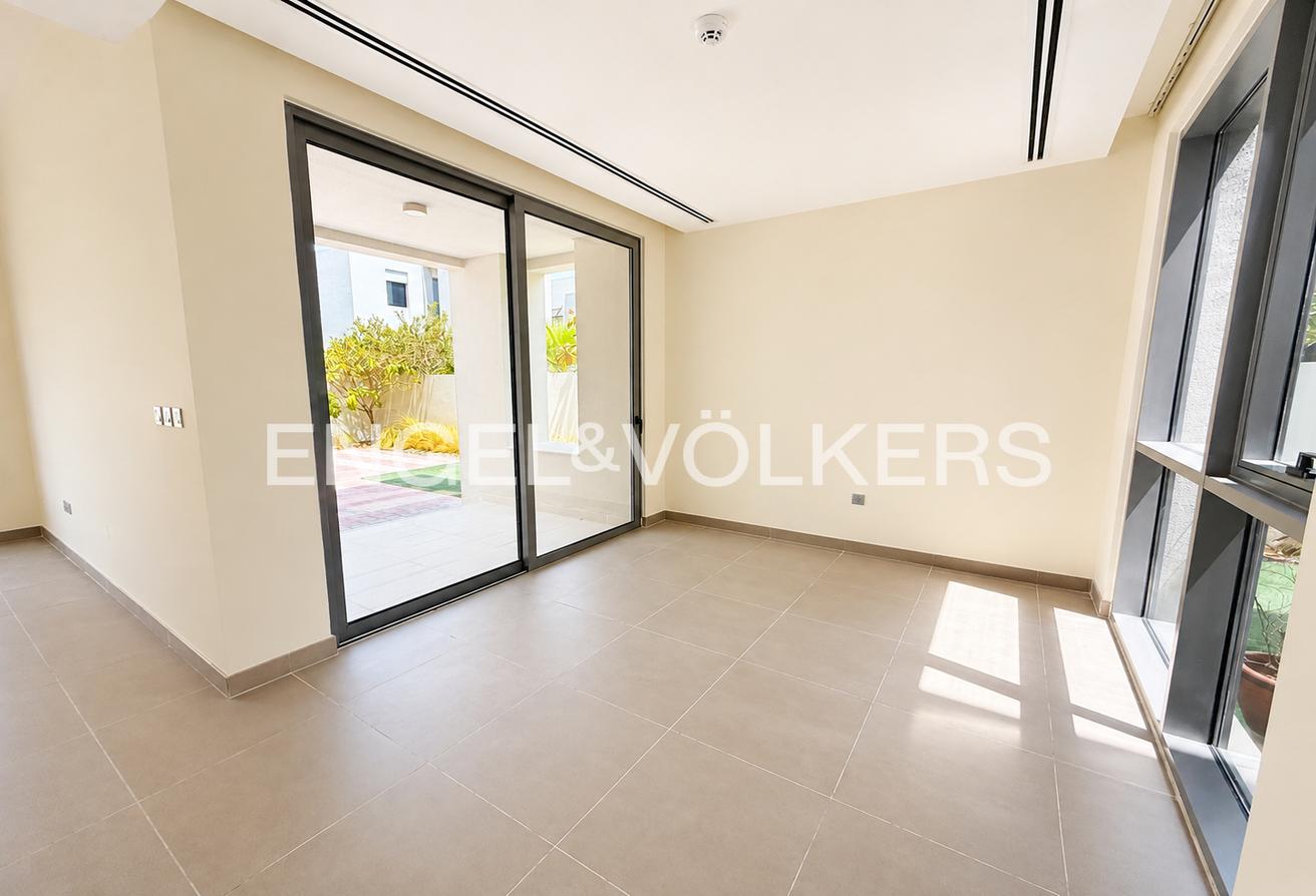Large Plot | Vacant | Well-Maintained photo 5