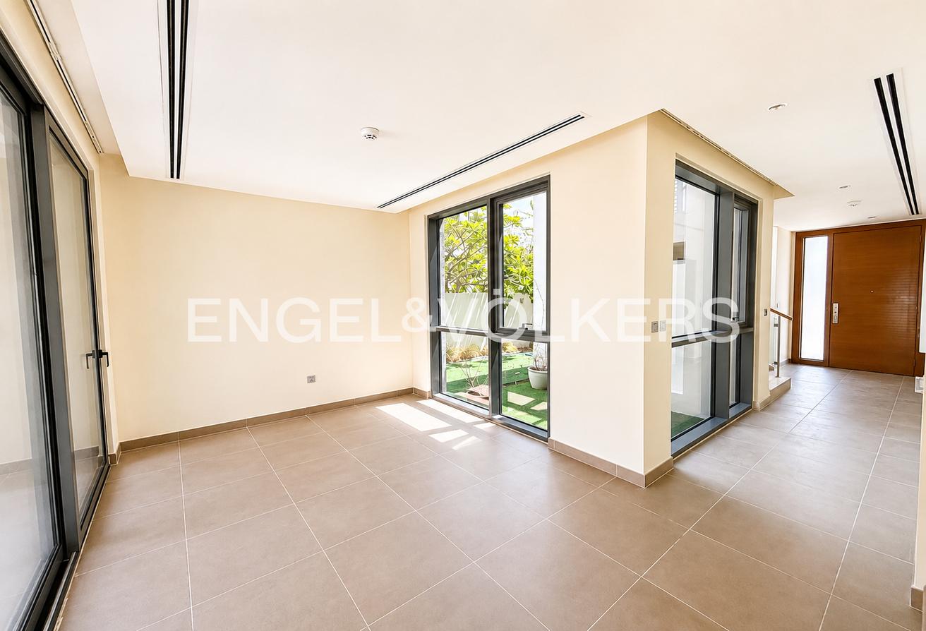 Large Plot | Vacant | Well-Maintained photo 4
