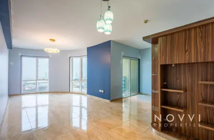 شقة - 2 غرف نوم - 3 حمامات للايجار في C برج - لاجو فيستا - مدينة دبي للإنتاج (اي ام بي زد) - دبي