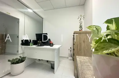 مكتب - غرفة نوم - 1 حمام للايجار في أسبن - شارع الشيخ زايد - دبي