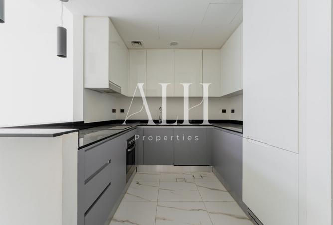 Single row | Unfurnished | Vacant photo 2