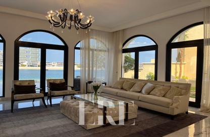 Villa - 4 - 5 for rent in Garden Homes Frond E - Garden Homes - Palm Jumeirah - Dubai