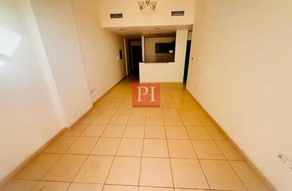 Apartment - 1 Bedroom - 2 Bathrooms for rent in Mazaya 24 - Queue Point - Liwan - Dubai