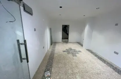 متجر - استوديو - 1 حمام للايجار في مساكن كورنيش عجمان - طريق كورنيش عجمان - عجمان