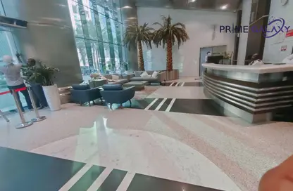 شقة - 2 غرف نوم - 2 حمامات للايجار في برج توينتي فرست سينشري - شارع الشيخ زايد - دبي